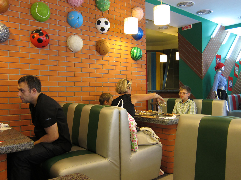 Интерьер ресторана быстрого обслуживания «Пицца Челентано», Киев