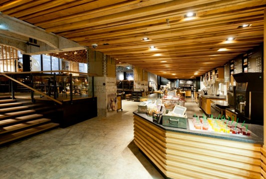 Кофейня Starbucks в стиле банка в Амстердаме