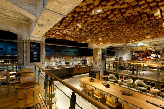Кофейня Starbucks в стиле банка в Амстердаме