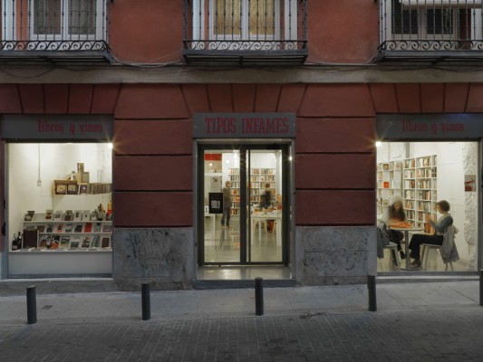 Библиотека и кофейня в Мадриде от MYCC