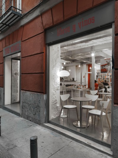 Библиотека и кофейня в Мадриде от MYCC