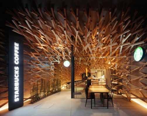 Дизайн интерьера кофейни Starbucks Coffee в Японии