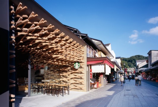 Дизайн интерьера кофейни Starbucks Coffee в Японии