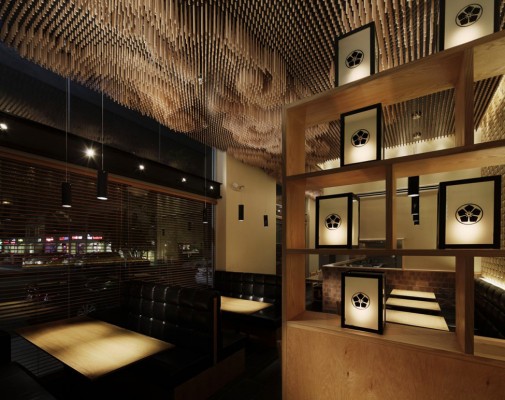 Деревянный потолок в ресторане Tsujita в Лос-Анджелесе от дизайнера Takeshi Sano